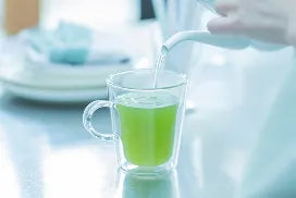 お茶を飲む女性